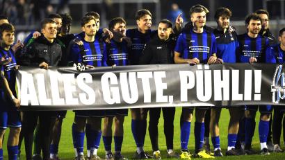 Bild: G. Büttner
"Alles Gute, Pühli" – vor dem Heimspiel gegen den Würzburger FV schickten die Spieler der SpVgg SV Weiden Genesungswünsche an den auf der Tribüne sitzenden Stefan Pühler. Der 19-Jährige hatte sich im Training einen Kreuzbandriss zugezogen.