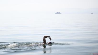 Bild: Oliver Halder
Hier schwimmt Rouven Oeckl im Bodensee - eigentlich ist er aber kälteres Wasser gewohnt. Seit einiger Zeit hat sich der ehemalige Triathlet dem Eisschwimmen verschrieben und trainiert im eigenen Gartenpool auf sein großes Ziel hin.
