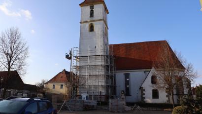 Bild: gru
Ein Gerüst am Turm der evangelischen Kirche in Edelsfeld kündigt die anstehende Sanierung an.