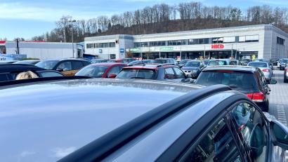 Bild: Gabi Schönberger
Der Parkplatz zwischen NKD und Norma in Neustadt/WN ist oft belegt. Ein Problem sind Dauerparker, die Stellflächen den ganzen Tag über blockieren.