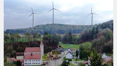 Bildmontage: jp
So oder so ähnlich kann es in Pfaffenhofen aussehen, wenn der Windpark „Warth“ Wirklichkeit wird.