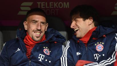 Bild: Andreas Gebert/dpa
Kennen sich gut aus den gemeinsamen Jahren beim FC Bayern: Ribéry (l) und Müller.