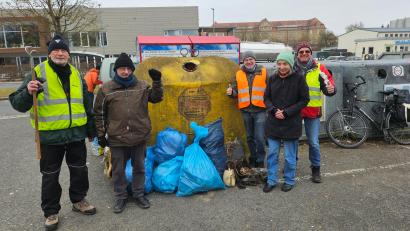 Bild:  Mario Lutz
Ein Teil der engagierten Umweltschützerinnen und Umweltschützer nach dem erfolgreichen Abschluss der Müllsammelaktion „Rein durch das ganze Jahr“ am Milchhof.