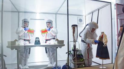 Bild: Daniel Löb/dpa
Die Trachten wurden in der Vergangenheit mit Insektengift behandelt. Deshalb müssen sich die Restauratorinnen beim Einpacken schützen.