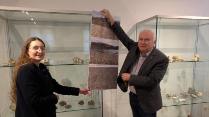 Bild: pz
Franziska Beck und Hans Zölch hängen zwischen den Vitrinen großformatige Fotos auf und bereiten die Sonderausstellung vor. Pfarrer Klaus Haußmann aus Ammerthal ist der Leihgeber der Exponate, außerdem werden Stücke aus dem Nachlass von Mineraliensammler Gerhard Schmaus gezeigt.