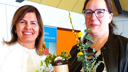 Bild: Mittelschule Mitterteich/Brigitte Pfennig/exb
Mittelschulrektorin Sabine Rappl (rechts) erhielt zur offiziellen Amtseinführung auch Glückwünsche von Grundschulrektorin Petra Andritzky (links).