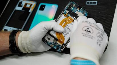 Bild: Sebastian Willnow/dpa-Zentralbild/dpa
In einer Werkstatt wird ein altes Smartphone wiederaufbereitet.