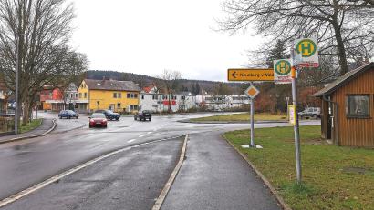 Bild: Portner
Die Kreuzung der Staatsstraßen 2398 (links) und 2159 mit der Straße „Am Schießanger“ (rechts) soll mit einer „Versatzlösung“ sicherer werden. Dabei wird die Einmündung der Ortsstraße aufgelöst und stadtauswärts versetzt.