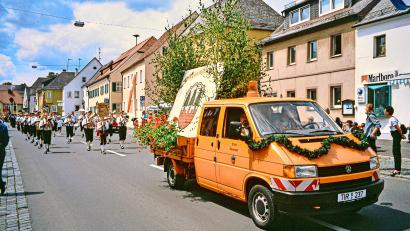 Archivbild: Wolfgang Erhart/exb
Beim Heimatfest im Jahr 2000 gab es einen prächtigen Festzug. Für das Fest heuer im Juli liegt die Zahl der angemeldeten Teilnehmer schon bei knapp 1000.