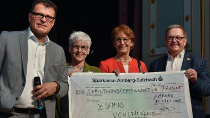 Bild: Stephan Huber
Alljährlich laden die Siemens AG und die Stadt Amberg zum Wohltätigkeitskonzert mit dem Siemens Orchester München ins Stadttheater Amberg ein. Bereits zum 20. Mal kam das Orchester in die Vilsstadt, um für einen wohltätigen Zweck zu spielen. Von links: Hans-Peter Scharl, Ute Schieder, Brigitte Breitfelder, Martin Preuß.