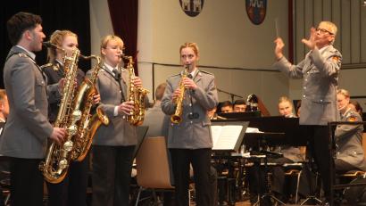 Bild: Hirsch
Das Ausbildungskorps der Bundeswehr gab am Dienstag in der Nordgauhalle ein Benefizkonzert unter der Leitung von Michael Euler (rechts). Im Bild das Saxophon-Quartett mit Pascal Alleman, Katja Fechtner, Kiara-Joy Molitor und Theresa Oing.