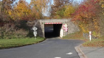 Bild: ak
Die Bahnbrücke Speichersdorf Ost steht zum Neubau an. Die Gemeinde muss jedoch den Umfang der eigenen Investitionen aufgrund der kommenden finanziellen Engpässe erneut prüfen.