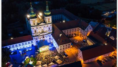 Archivbild: Stadt Waldsassen/Drone-Pics/exb
Eine einzigartige Open-Air-Atmosphäre verspricht das Europa-Festival Ende Juni in Waldsassen.