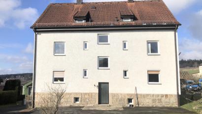 Bild: wro
Nach langer Planung, vielen Besprechungen und Ortsterminen soll die Sanierung des gemeindeeigenen Anwesens Marienstraße 36 (Bild) in Fuchsmühl voraussichtlich Ende Mai beginnen. Nach der Fertigstellung können die aktuell leerstehenden Wohnungen wieder vermietet werden.