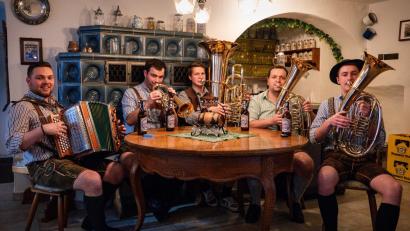 Bild: FotoArt Andrea Bauer
Die Hulzstoussboum aus Waldthurn im Landkreis Neustadt gestalten heuer das Volksmusik-Spektakel am Ostermontag im ACC mit.