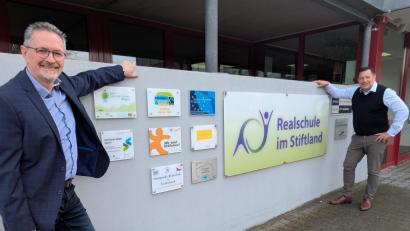 Bild: pz
Schulleiter Stephan Drexler (links) und sein Stellvertreter Reiner Summer vor dem Haupteingang der Staatlichen Realschule im Stiftland.