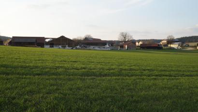 Bild: wel
Von Niedermurach kommend liegt das Areal des einfachen Bebauungsplans mit 1,44 Hektar rechts vor der Ortschaft Rottendorf. Es schließt die Lücke zum geplanten Gewerbegebiet.