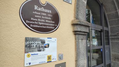 Archivbild: Lisa Scheck/Stadt Vohenstrauß
In Vohenstrauß ist seit Kurzem ein Digitaler Stadtrundgang möglich. Auch die Installation einer digitalen Informationsstele am Rathaus Vorplatz wurde durch das Regionalbudget der ILE Naturparkland Oberpfälzer Wald gefördert.