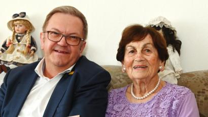 Bild: gf
Bürgermeister Martin Preuß gratulierte der lebenslustigen Barbara Popp zum 90. Geburtstag, wüschte weiterhin eine stabile Gesundheit und überreichte einige Euro Amberger Stadtgeld.