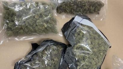 Bild: Polizeipräsidium Oberpfalz
Während einer Verhaftung fand die Polizei in einer Wohnung in Regensburg außerdem eine ganze Menge Drogen.