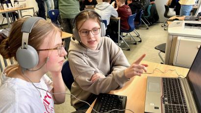 Bild: Gabi Schönberger
Helena und Raphaela aus der 8. Klasse arbeiten am Computer in der sogenannten "Digitalen Drehtür".
