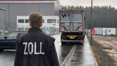 Bild: Clemens Hösamer
Im Januar gab es bei dem Unternehmen eine Durchsuchung. Im Hintergrund ein Lkw jener Spedition, die den Müll im Auftrag der Oberpfälzer nach Tschechien gebracht haben sollen.