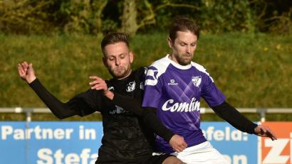 Bild: mhs
Thimo Luff (rechts/Szene aus dem Spiel gegen Schwarzenfeld) ist mittlerweile Stürmer und Trainer zugleich beim TSV Detag Wernberg. Die "Lila-Weißen" liegen trotz einiger Punktverluste in der Kreisliga West immer noch aussichtsreich im Rennen um Platz zwei.