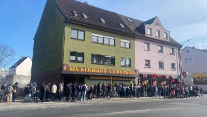 Bild: Christine Strasser
In der Bahnhofstraße steht eine hungrige Schlange.