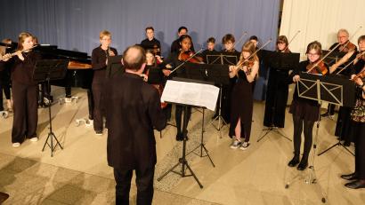 Bild: do
Neues und Wildes inszenierte das gemischte Orchester aus aktiven und ehemaligen Schülern, den Lehrkräften der Schule und Mitgliedern des Fördervereins.