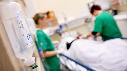 Symbolbild: Sven Hoppe/dpa
Medizinstudenten aus Pilsen wird durch Arbeit im Klinikum Amberg der Einstieg in den deutschen Arbeitsmarkt erleichtert.