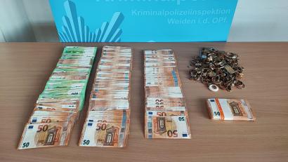 Bild: KPI Weiden 
Die mutmaßliche Beute des Betrügers: Bargeld im mittleren fünfstelligen Bereich und Schmuck.