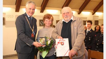 Bild: pi
Richard Schedl (rechts) freut sich sichtlich über die von Bürgermeister Thomas Meiler verliehene Bürgermedaille, Ehefrau Hannelore über Blumen.