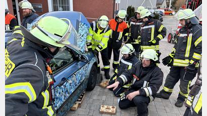 Bild: lei
Ausbilder Horst Kellner zeigte, wie ein verunfalltes Auto stabilisiert wird.