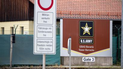 Symbolbild: Daniel Karmann/dpa
"What did you do last week?": E-Mails von Elon Musk und seiner neuen Behörde sorgen bei Arbeitnehmern der US-Armee in der Oberpfalz für Unruhe.