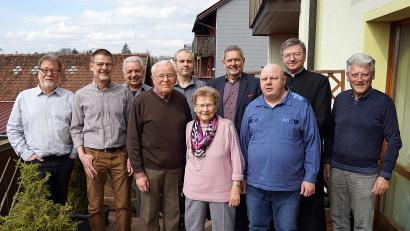Bild: jma
Richard Lehner (Mitte) an seinem 90. Geburtstag mit seiner Frau Anneliese, Familienangehörigen und weiteren Gratulanten.
