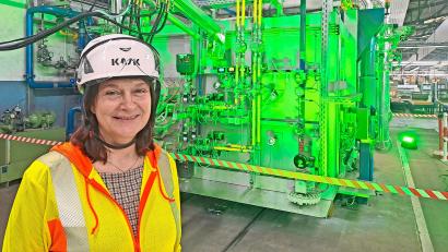 Bild: Brigitte Gschwendtner/fph
Werkleiterin Birgit Bellgardt-Dolc vor dem umgerüsteten Haubenofen, der nun erstmals mit Wasserstoff auf 1500 Grad angeheizt worden ist.