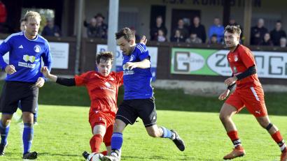 Archivbild: Hubert Ziegler
Fabian Spies (Dritter von links) und der FC Edelsfeld wollen sich im Duell mit Köfering für die 0:4-Pleite im Hinspiel revanchieren.