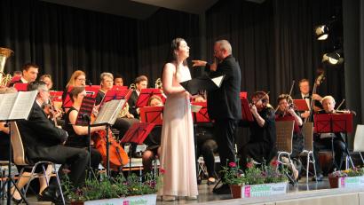 Archivbild: prh
Wie bereits im vergangenen Jahr wird das Muttertagskonzert des Salonorchesters unter der Leitung von Nikolaus Dick mit der Stimme von Jana Daubner bereichert.