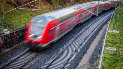 Bild: Jens Büttner/dpa
Bis 2027 will DB-Regio die Quote selbst verschuldeter Zugausfälle auf unter ein Prozent bringen. (Archivbild)