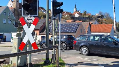 Bild: bl
Noch rollt der Verkehr am Nabburger Bahnübergang. Ab 22. April bleibt die Schranke drei Tage lang zu, damit Schäden an Gleis und Asphalt behoben werden können.