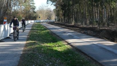 Bild: Hirsch
Die Gemeinde Wackersdorf lässt derzeit den Geh- und Radweg zum Murner See auf einer Länge von 540 Metern ausbauen. Die 400 000 Euro teure Maßnahme gehört zu einem neuen Verkehrsleitsystem.