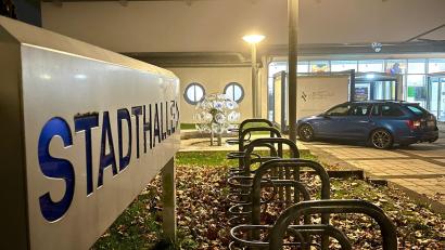 Bild: Gabi Schönberger
Die Gebührenstruktur für die Stadthalle Neustadt bevorzugt örtliche Vereine und Verbände. Für andere nicht kommerzielle Anbieter wird es teuer. Zu teuer für manche, sagt Kommentator Uwe Ibl mit einem Blick in Richtung Amerika.