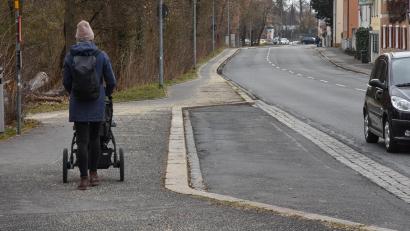 Bild: Stephan Huber
Der derzeitige Gehweg an der Wingershofer Straße in Amberg ist viel zu schmal und deshalb selbst für Fußgänger nicht besonders attraktiv. Das soll sich ändern, denn an dieser Stelle soll ein drei Meter breiter Radweg entstehen. Die Fußgänger wechseln auf die andere Straßenseite.