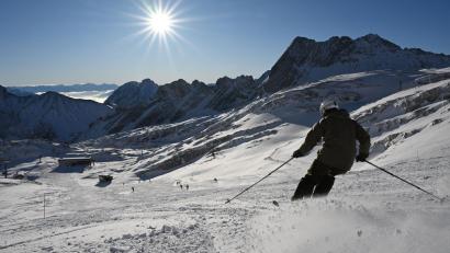 Bild: Angelika Warmuth/dpa
Wintersportler können an der Zugspitze noch bis Anfang Mai ihre Schwünge ziehen. (Archivbild)