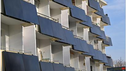 Bild: Martin Schutt/dpa
Der Solarboom in Deutschland geht weiter: Mittlerweile gibt es fünf Millionen Anlagen, darunter zahlreiche Balkonkraftwerke. (Archivbild)