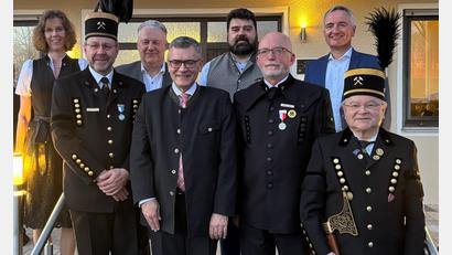 Bild: ksa
Die Bergbau-Elite mit ihren Gästen (von links): Stellvertretende Bundesschatzmeisterin Tamara Kraus, der neue 2. Bundesvorsitzende Armin Kraus, Landrat Richard Reisinger, Staatsminister Florian Hermann, Bürgermeister Stefan Frank, Bundesvorsitzender Bernd Stahl, Landtagsabgeordneter Harald Schwartz und Ehrenmitglied Altbürgermeister Gerd Geismann.