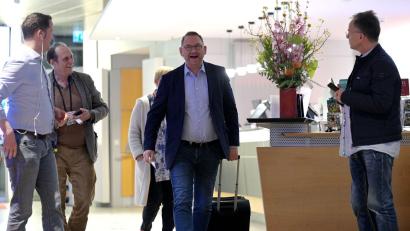 Bild: Michael Bahlo/dpa
Verdi-Chef Frank Werneke checkte am späten Samstagabend in sein Zimmer im Kongresshotel ein - es sei ein gutes Zeichen, dass er nicht abreise, sagte er.