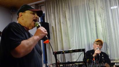 Bild: Houschka
Das gehört seit Jahrzehnten zu jedem Musikerstammtisch: Herbert Olbrich (links) singt "Wasted Days And Wasted Nights". Diesmal begleitete ihn Manfred Rechenbach (rechts). Ein Duo, das nach langer Musikerstammtisch-Pause viel Beifall bekam.