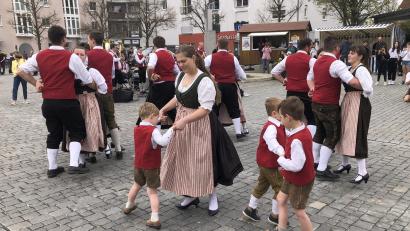 Archivbild: wro
Alle Jahre ein Blickfang: der Maitanz der Trachtenjugend und -kinder des Stiftländer Heimatvereins beim Rathaus in Wiesau.