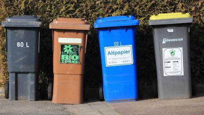 Symbolbild: Jens Wolf/dpa-Zentralbild/dpa
Mülleimer sollen nur noch geleert werden, wenn sie wirklich voll sind. Das Team des Smarten Fichtelgebirges arbeitet an Lösungen.